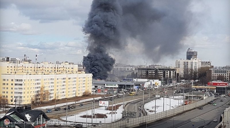 в Петербурге горит автосалон