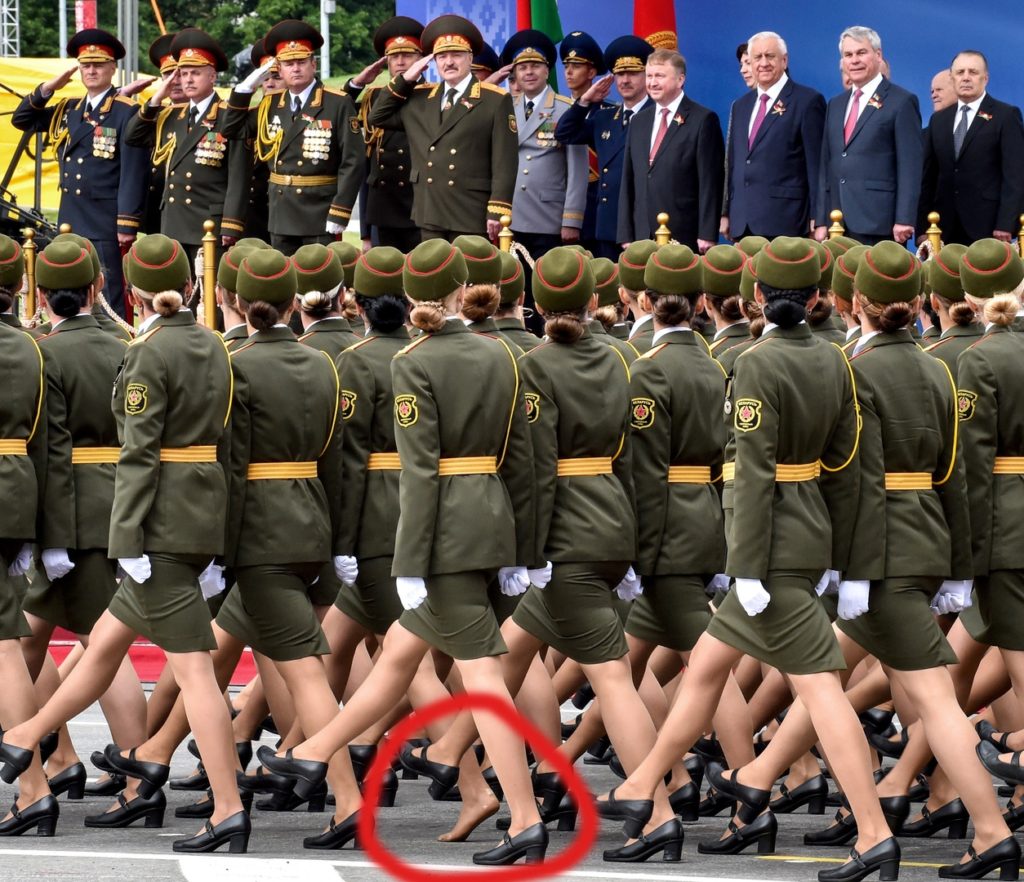Участница парада в Минске прошла в колонне без туфли