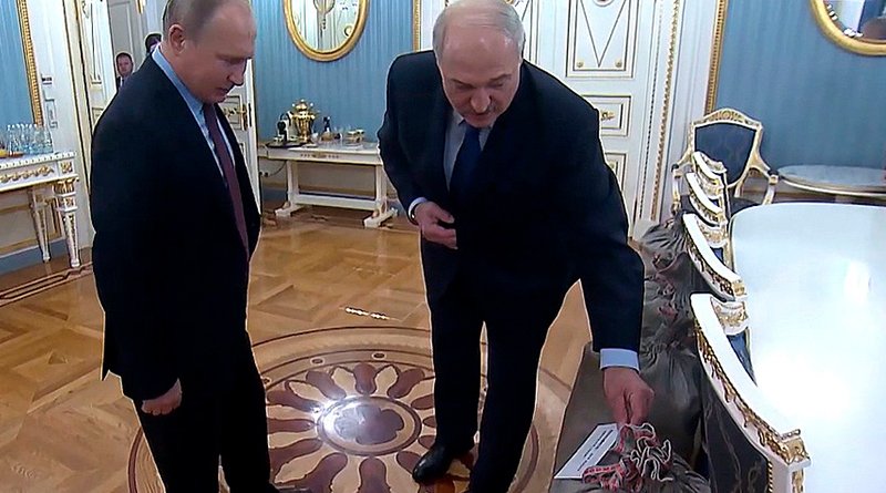 Лукашенко подарил Путину