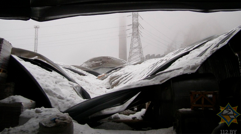 В Костюковичах из-за снега рухнула крыша