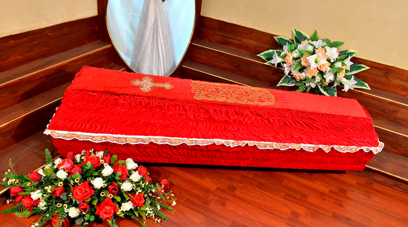 женщина принесла гроб с мужем к зданию правительства