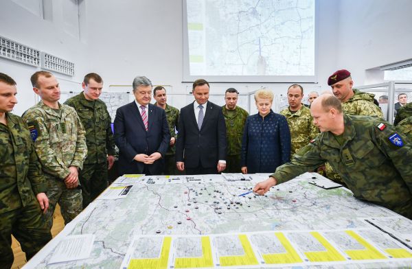 Дуда, Грибаускайте и Порошенко в штабе литовско-польско-украинской бригады. Фото: president.gov.ua