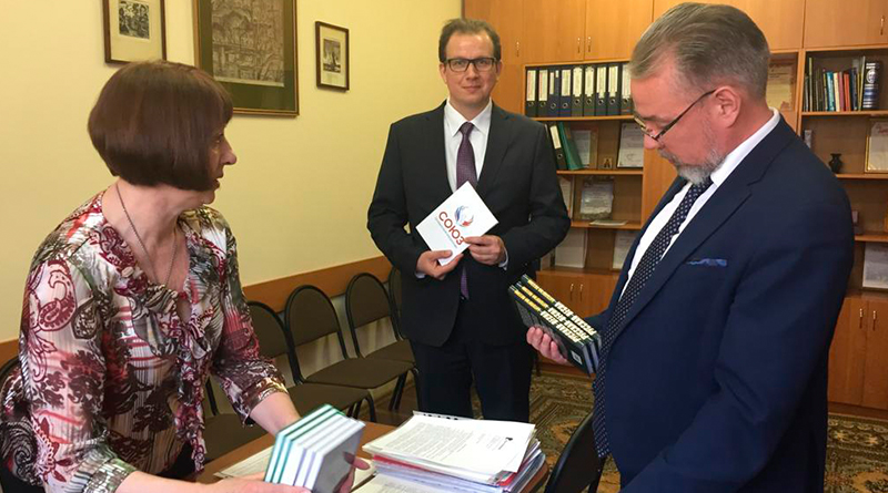 Инициатива "Союз" продолжает передавать книги в библиотеки России и Беларуси
