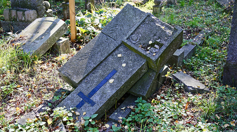 надгробия на кладбище