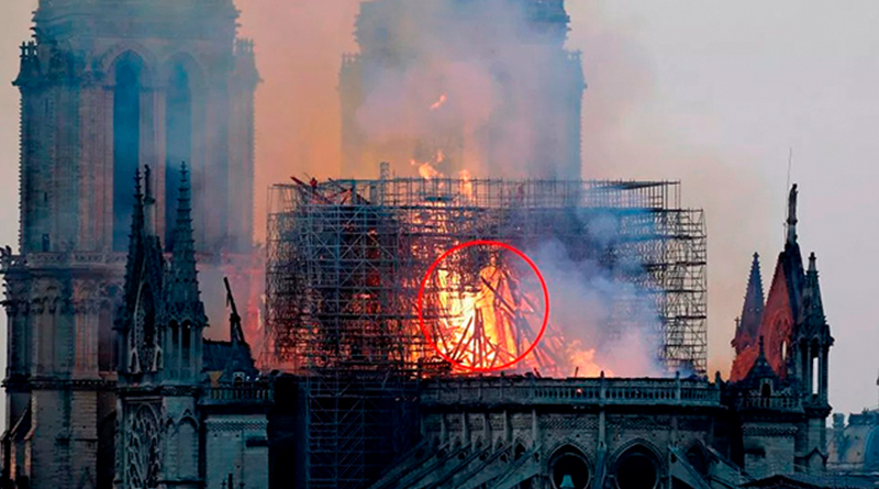Образ Иисуса Христа заметили на снимках пылающего собора Парижской Богоматери