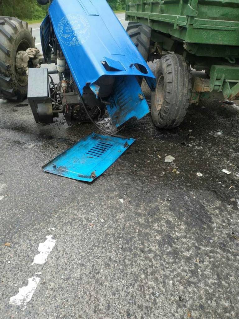 Авария под Речицей: внедорожник протаранил трактор