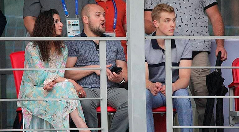 что за девушка сидела с Николаем Лукашенко на пляжном футболе