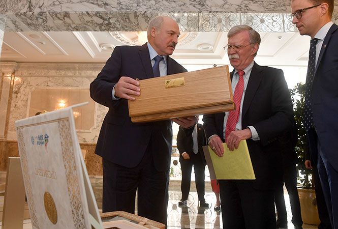 Лукашенко передал Трампам