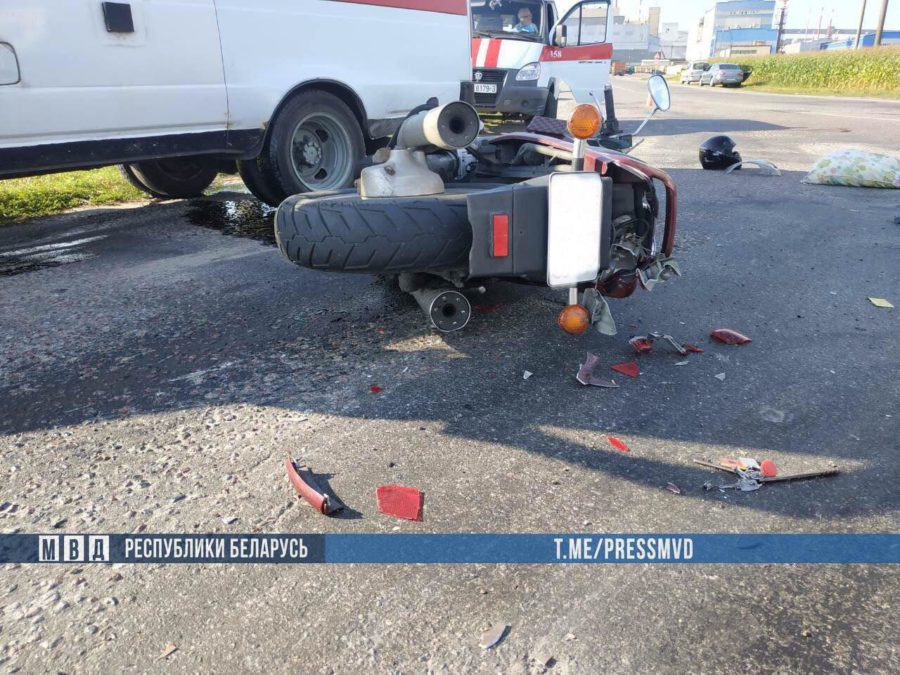 мотоциклист попал под грузовик и погиб 1