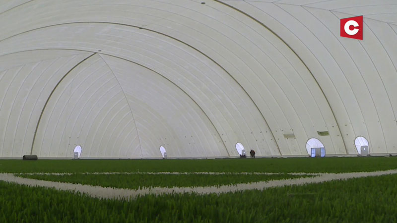 В Гомеле завершается возведение крупнейшего в Беларуси надувного футбольного манежа