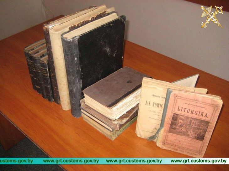 Поляк пытался вывезти из Беларуси 15 раритетных книг