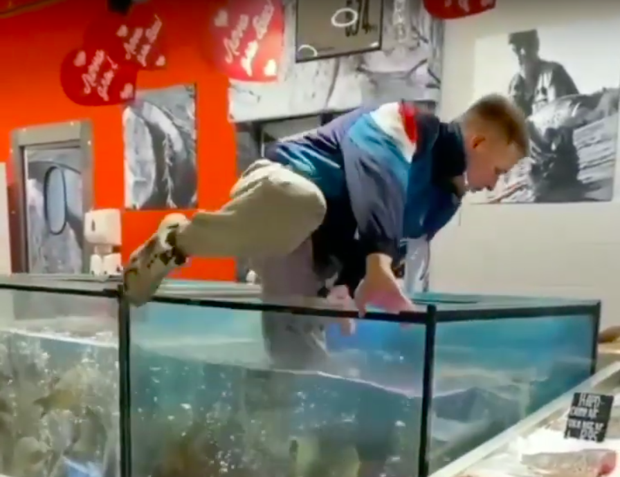 В Гомеле парень искупался в аквариуме магазина и получил штраф