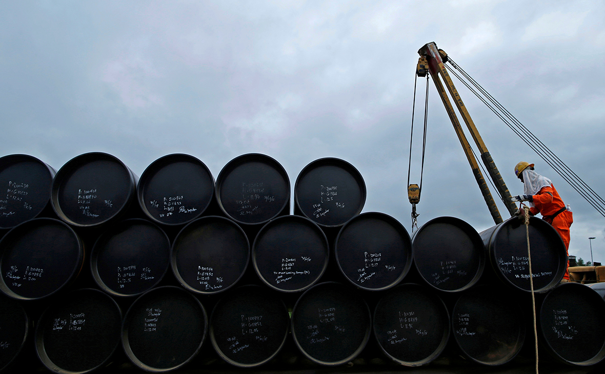 Цена нефти опустилась ниже 28 долларов