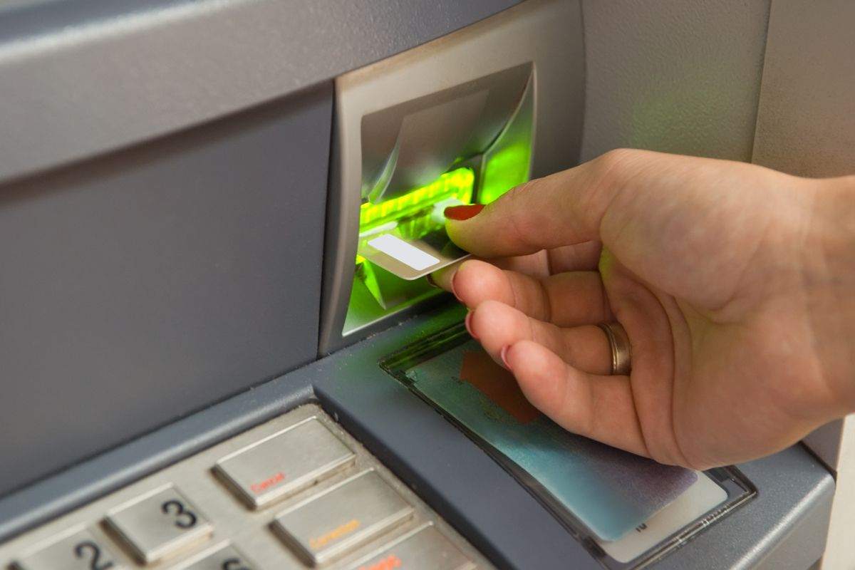 В Жлобине парень отдал спутнице банковскую карту на хранение, пока отдыхали в баре, а утром девушка украла деньги