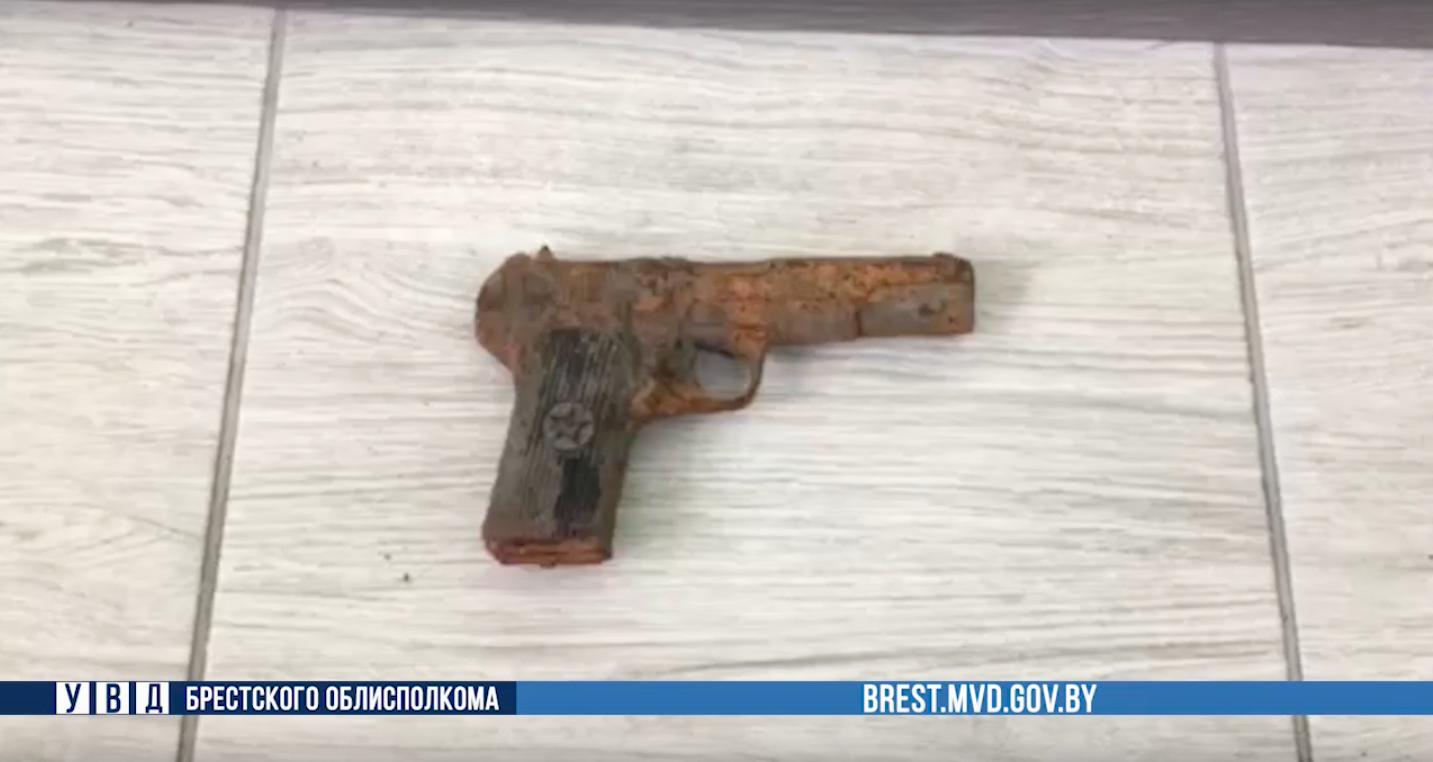 Житель Бреста на речном берегу нашел пистолет ТТ