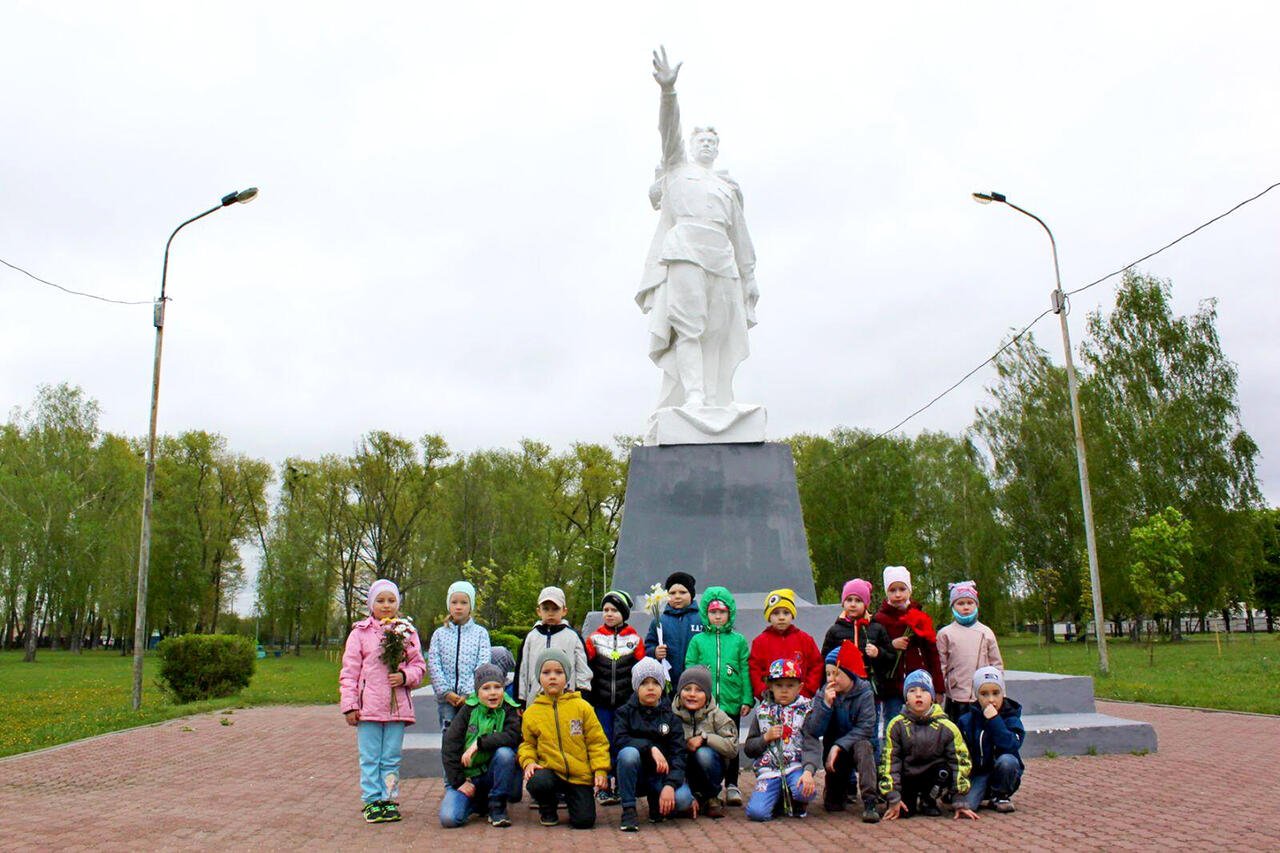 Малыши из речицкого ясли-сада №23 почтили память воинов-освободителей