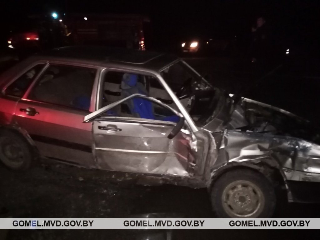Ауди с девятью пассажирами врезалась в пожарную цистерну в Добрушском районе