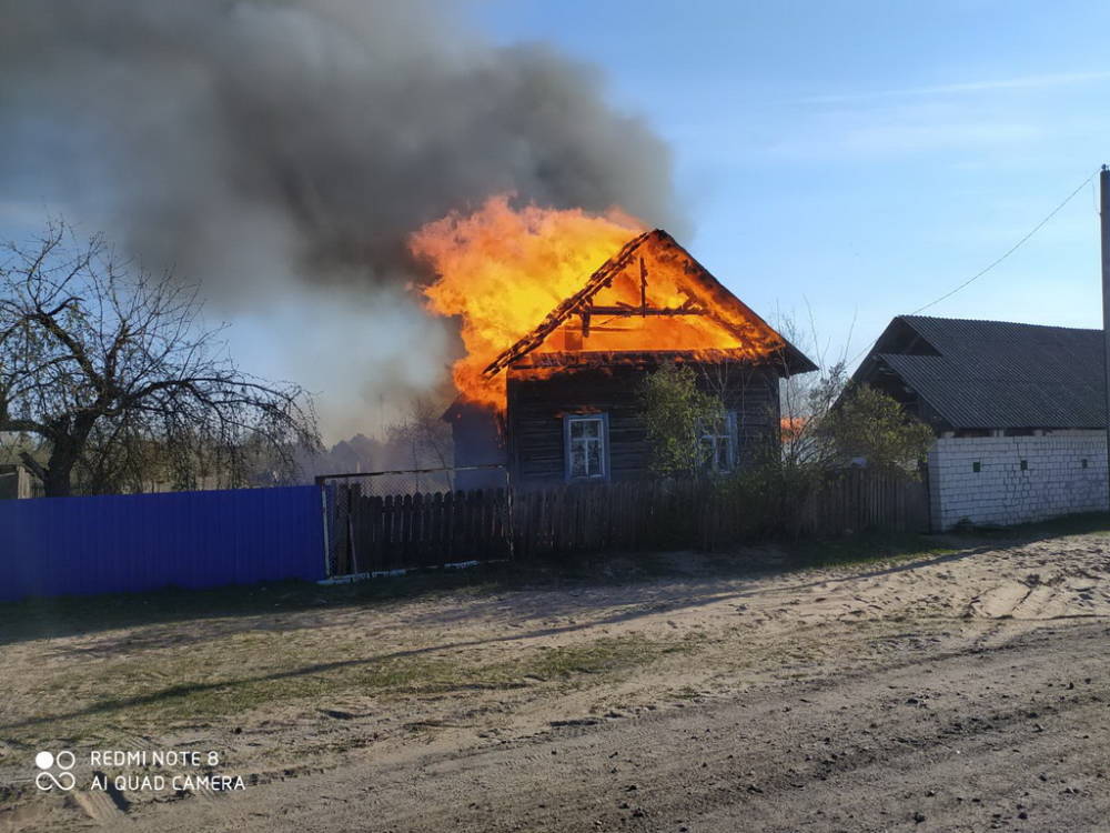 Житель Светлогорска проезжал мимо горящего дома и спас людей