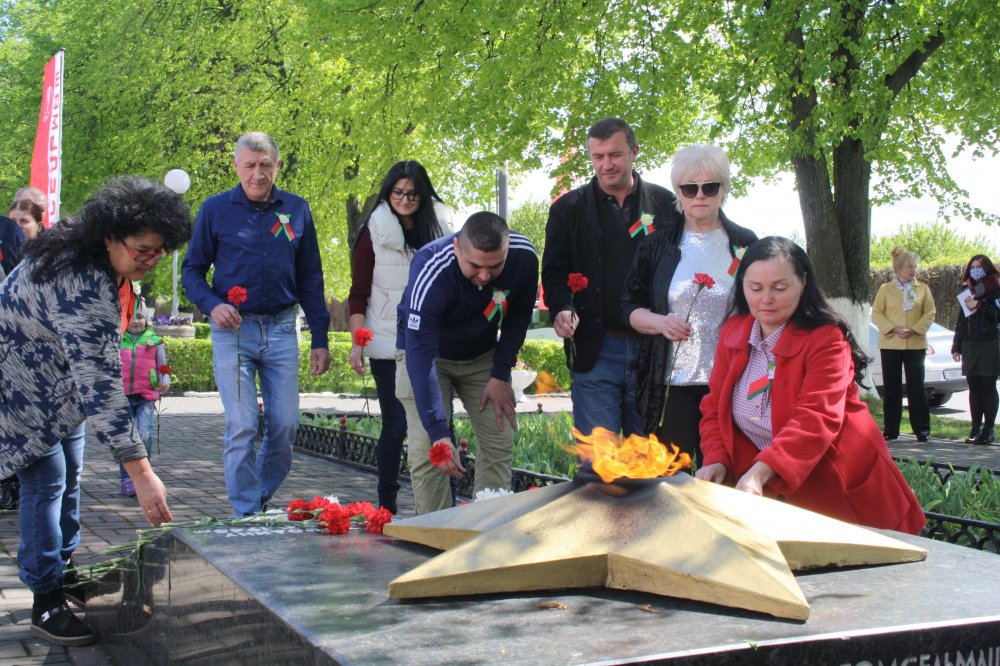 В Гомеле были возложены цветы к мемориалу погибшим рабочим "Гомсельмаша"