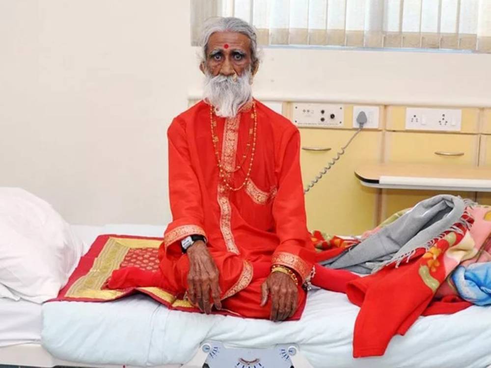 В возрасте 90 лет умер индийский йог, который 80 лет жил без воды и еды