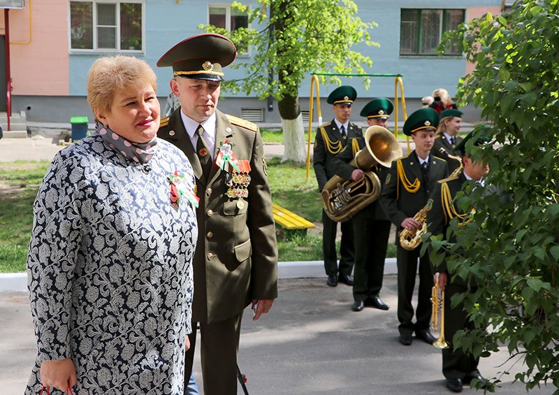 Ветеранов Мозыря поздравили с Днем Победы под окнами их квартир