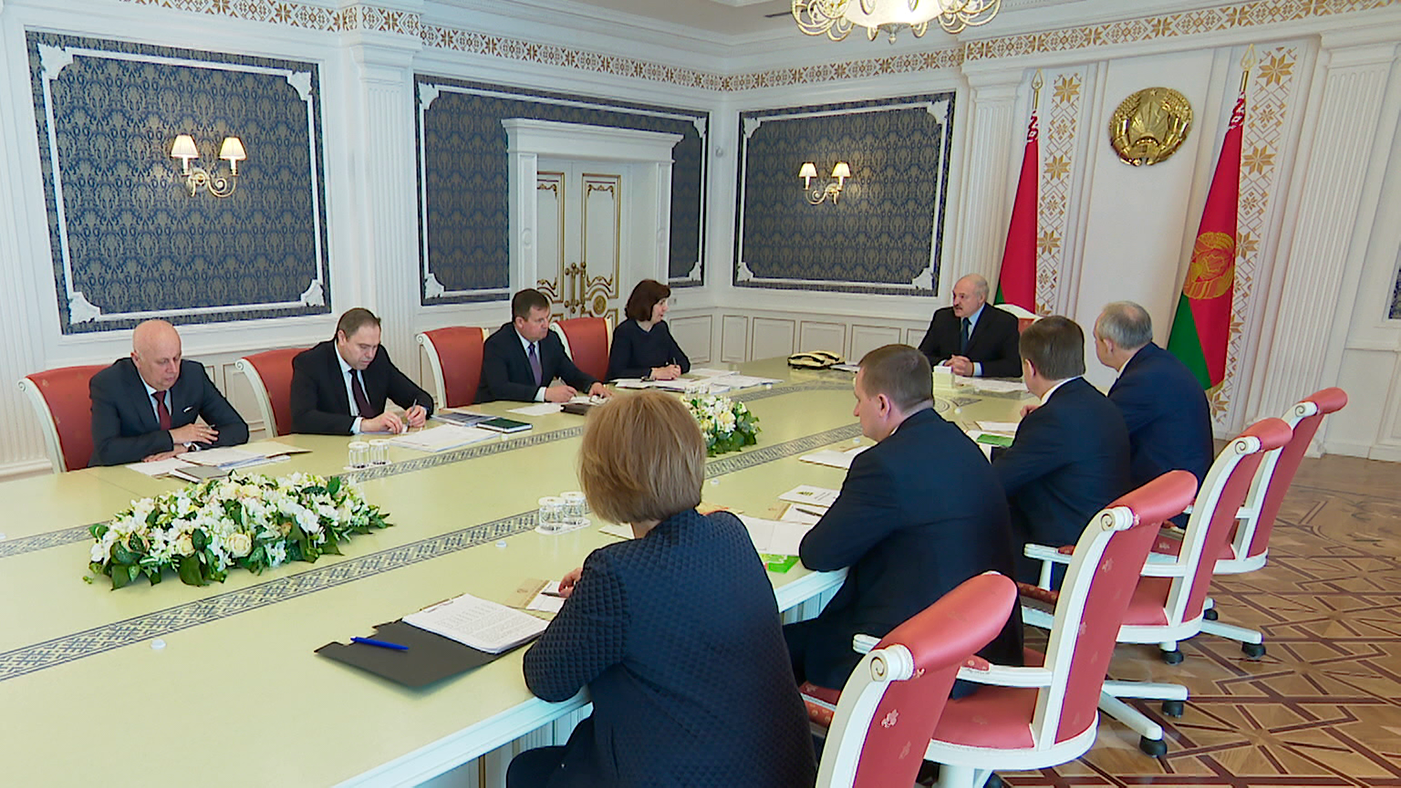 Президент заявил, что в Беларуси достаточно средств защиты и лекарств