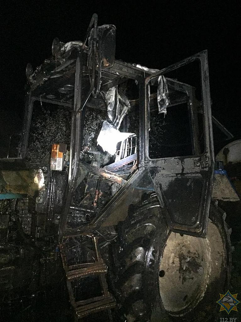 В Октябрьском районе Гомельщины огонь уничтожил трактор