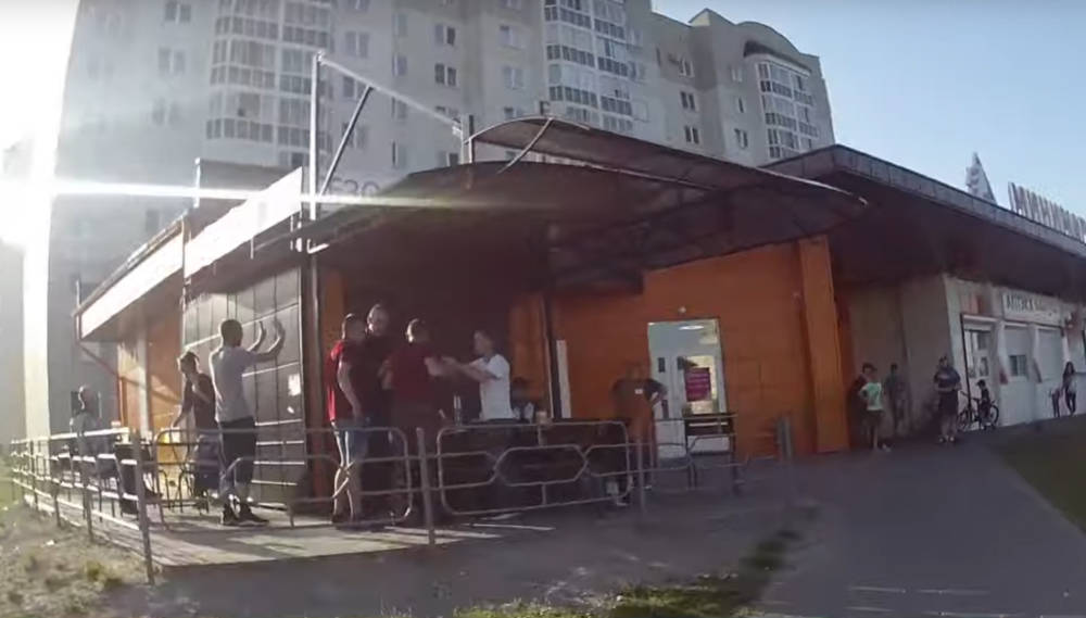Видео: в попытке отбить пьяного друга у милиционеров гомельчанин зарядил одному из них в голову ногой