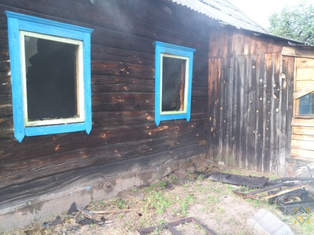 Случайный прохожий в Калинковичах вынес из огня хозяина загоревшегося дома