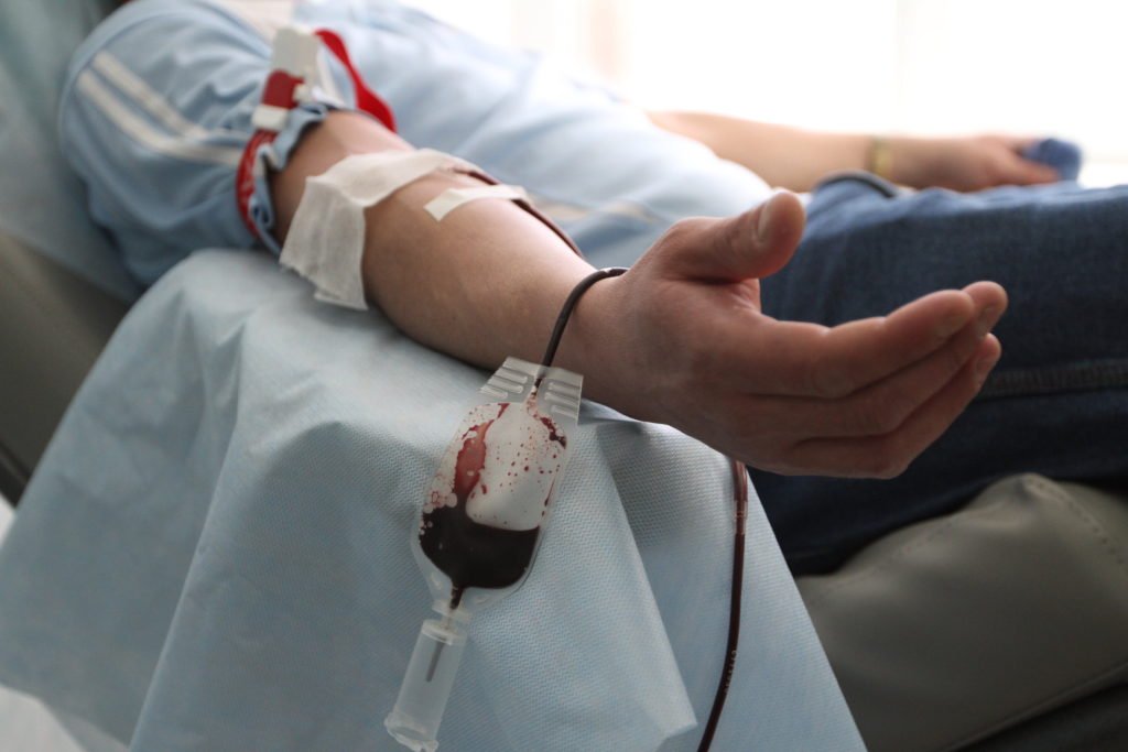 В Гомельской области, переболев коронавирусом, люди идут сдавать кровь. Там уже больше 10 доноров