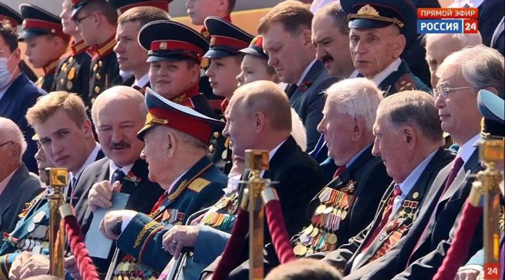 Интернет восхищен красотой Коли Лукашенко на фотографиях с парада Победы в Москве