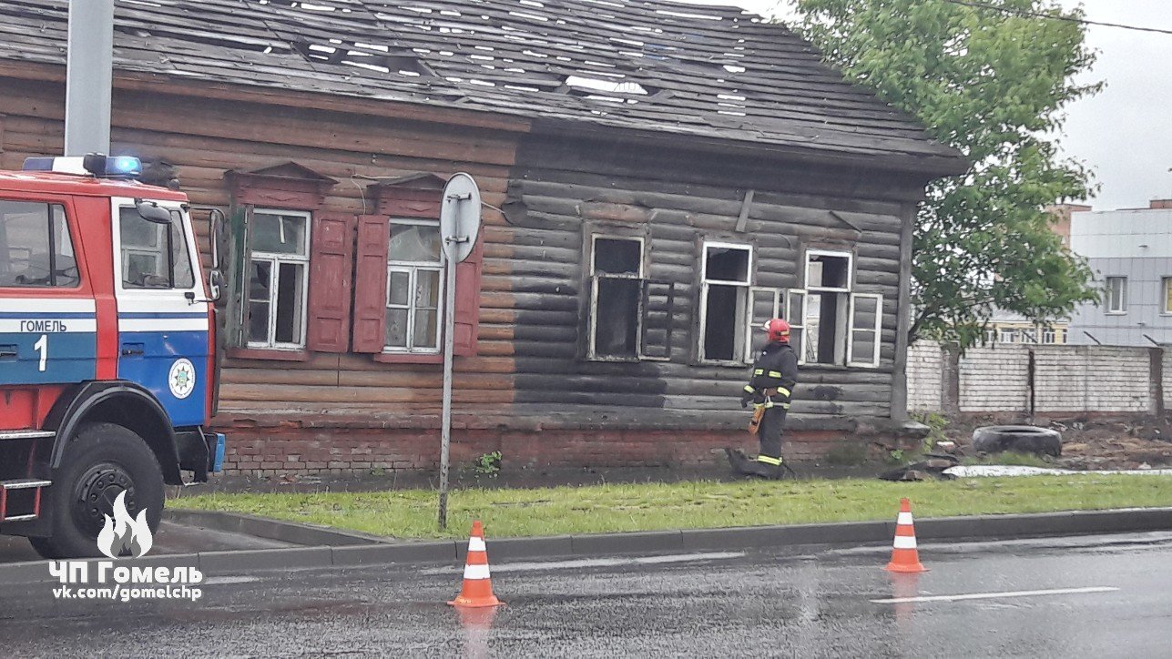 В Гомеле на улице Полесской сгорел нежилой дом, подлежащий сносу