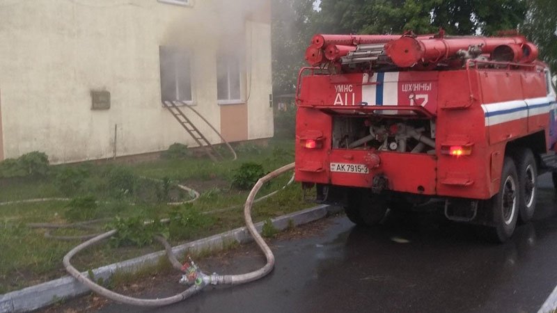 На пожаре в Рогачевском районе сотрудникам МЧС удалось спасти владельца квартиры и эвакуировать 5 человек