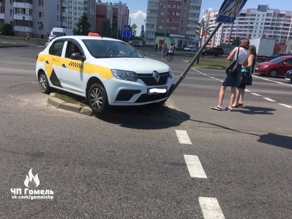 Таксисту службы Яндекс.Такси в Гомеле стало плохо в машине, и он врезался в дорожный знак