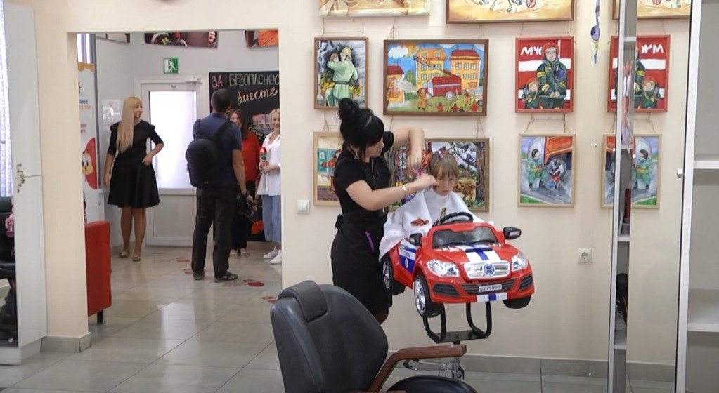 В Гомеле начала работать первая в Беларуси стилизованная парикмахерская при поддержке МЧС