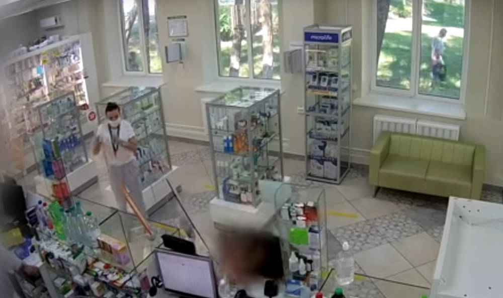 Пьяный скандалист в Мозыре устроил погром в аптеке, потому что в ней не было настройки календулы