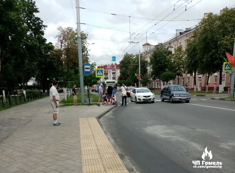 На улице Ильича в Гомеле автомобиль сбил девушку