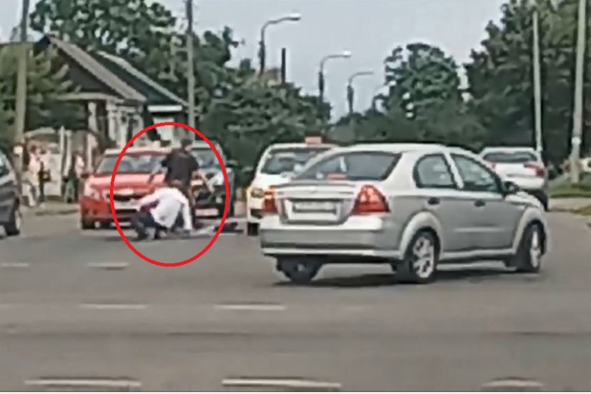 Видео драки таксиста и его пассажира в Гомеле