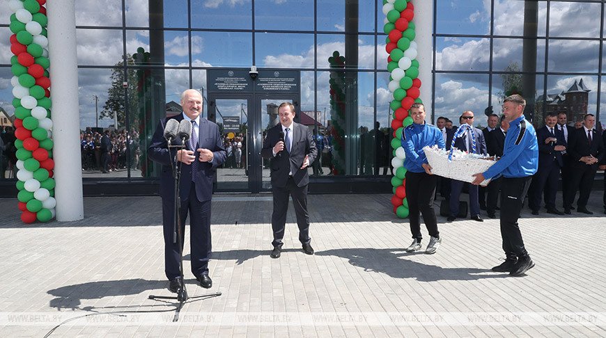 В ходе посещения Марьиной Горки Лукашенко презентовали корзину, полную мороженого местного производства