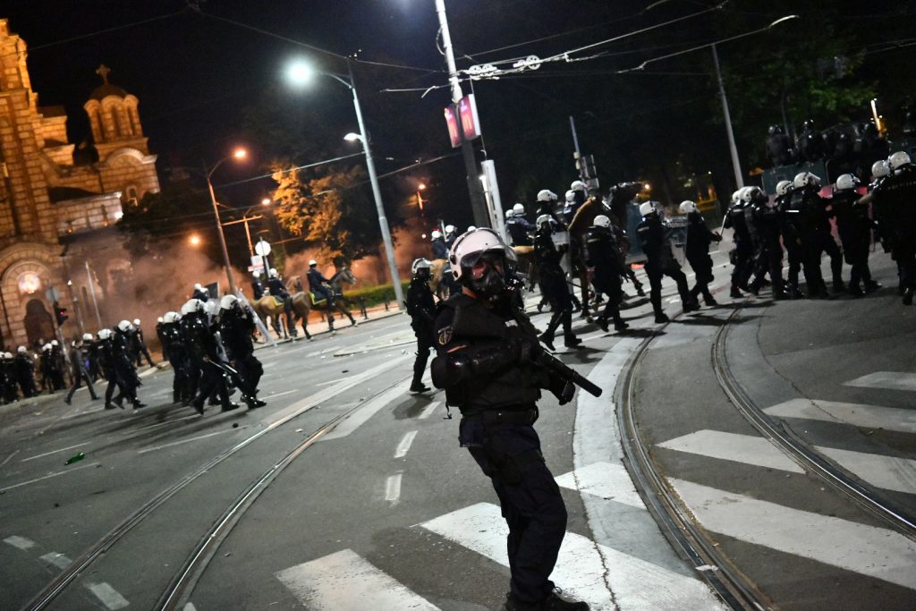 Белград бушует! Из-за «коронавирусного» комендантского часа вспыхнули беспорядки