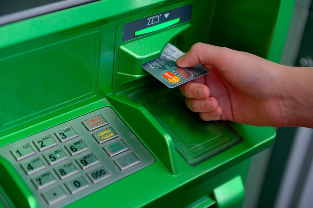 Милиция предупреждает о новой опасности при снятии денег в банкоматах