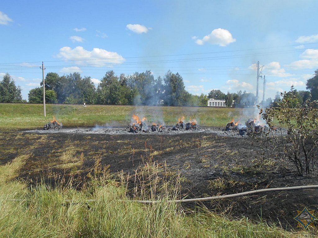 Две с половиной тонны соломы сгорело из-за пожара в Жлобинском районе