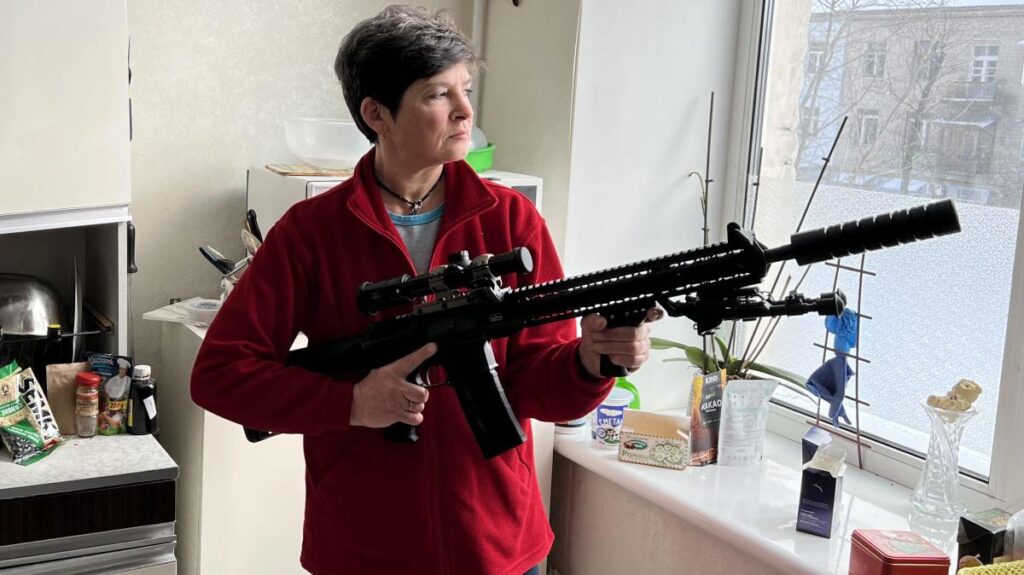 истерия в Украине - женщина купила винтовку