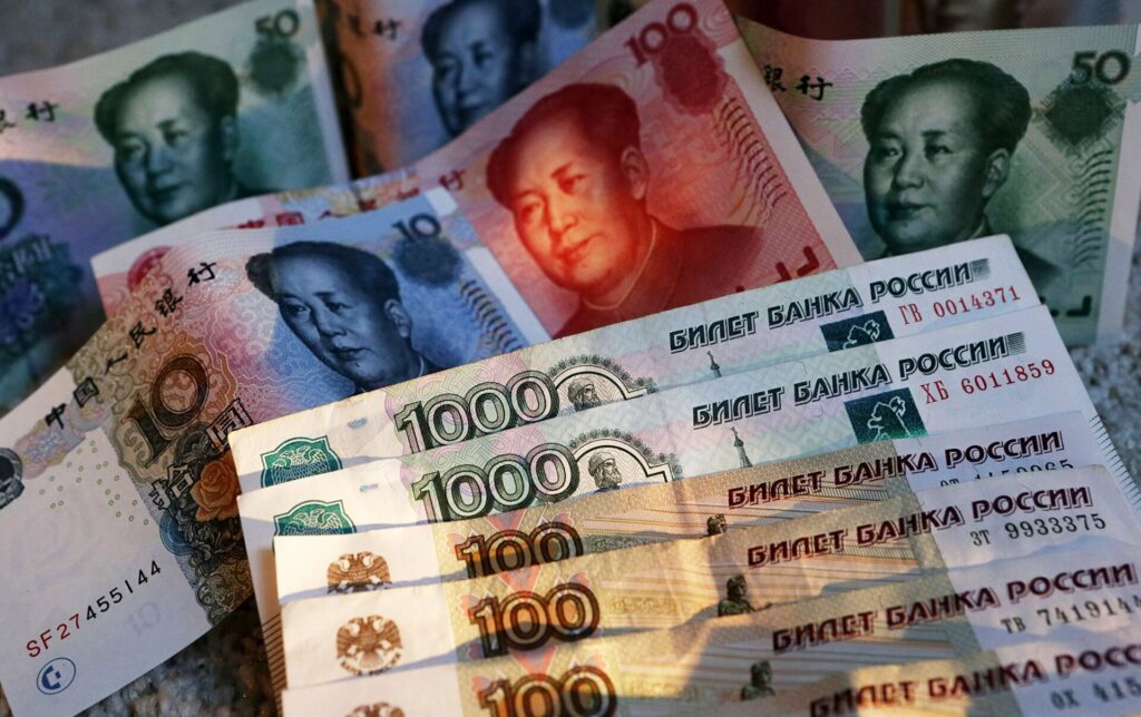 покупать наличные юани вместо долларов
