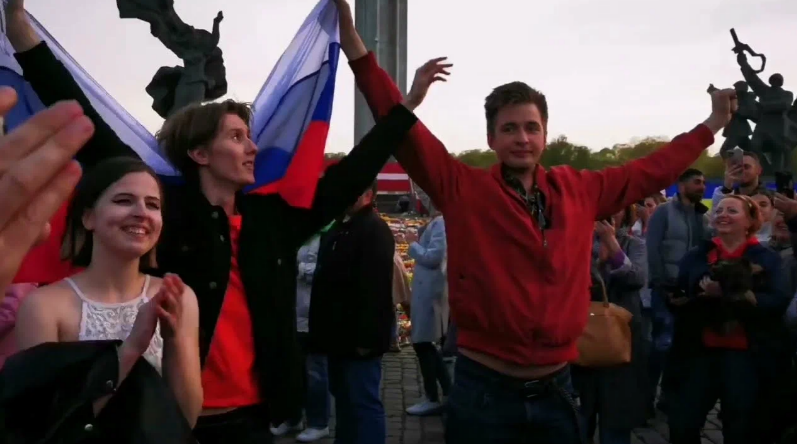 события в Латвии уже называют русской "цветочной революцией"
