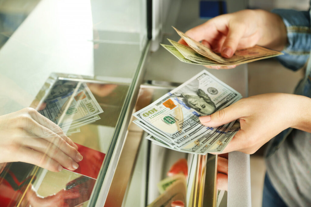 жители Беларуси стали покупать больше валюты