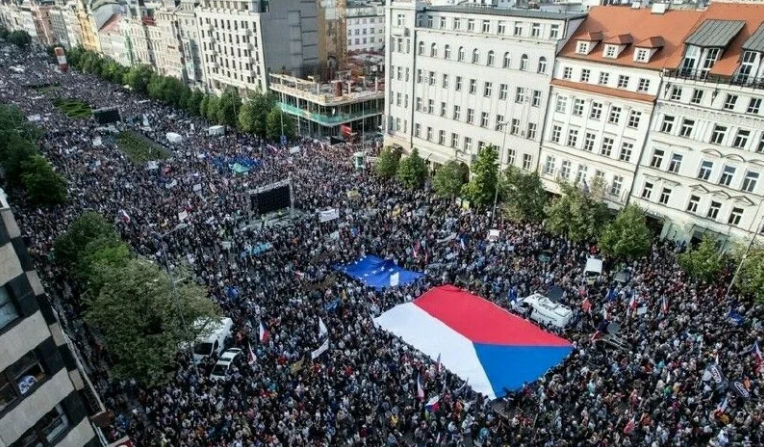 Европу уже сотрясают митинги