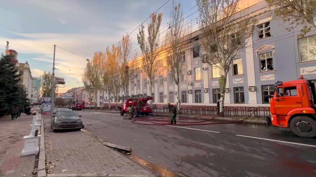 После обстрела ВСУ в Ворошиловском районе Донецка загорелась администрация Железной дороги