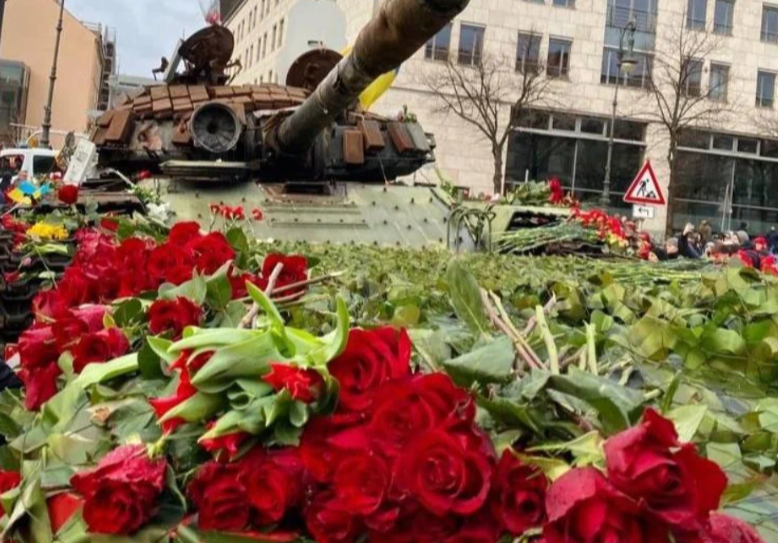 Русский танк в Берлине утонул в цветах