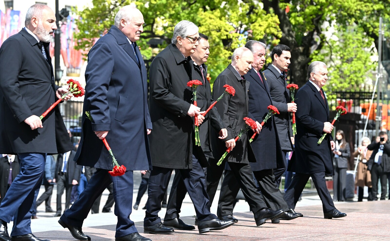 Праздник со слезами на глазах - Лидеры СНГ возложили цветы в День Победы